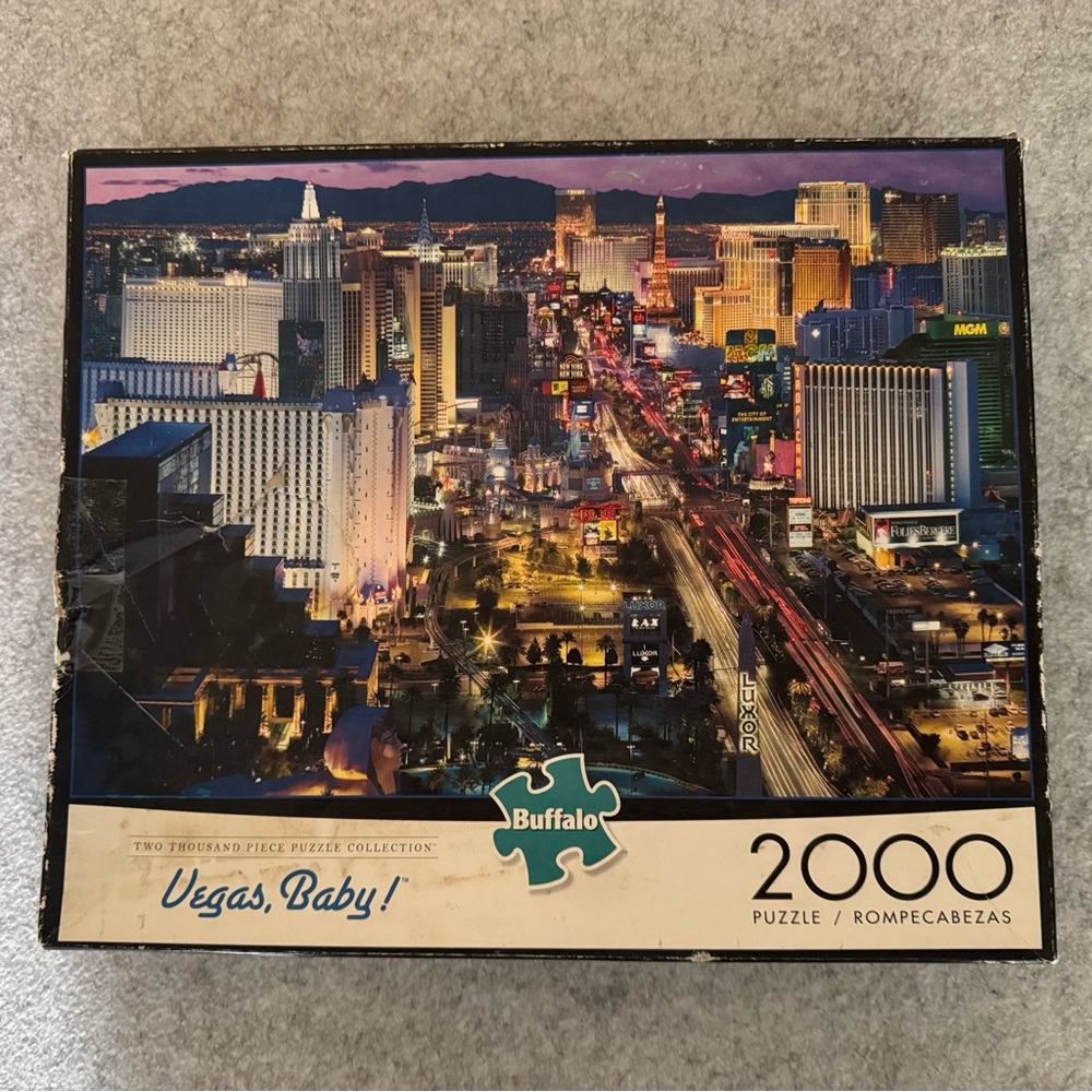 Complete- 2000 piece puzzle- Vegas, Baby!